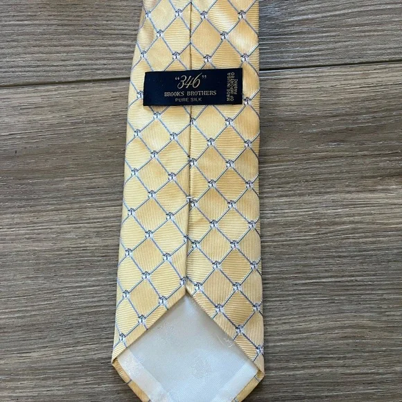 346 Brooks Brothers Yellow Men's Silk Tie - Picture 3 of 3